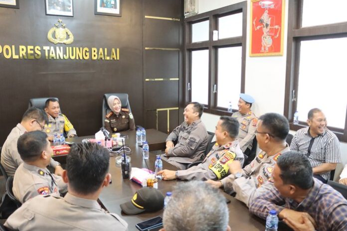 Silaturahmi Kapolres Tanjung Balai AKBP Yon Edi Winara bersama Kepala Kejaksaan Negeri Tanjung Balai Asahan Yuliati Ningsih (f:ist/mistar)