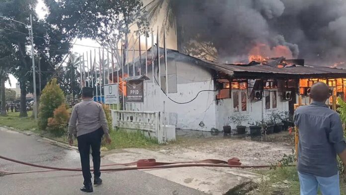 Suasana saat api melahap gedung KPU Labura yang berada di Jalan Serma Ghazali Aekkanopan, Senin (24/6). (foto : sunusi/mistar)