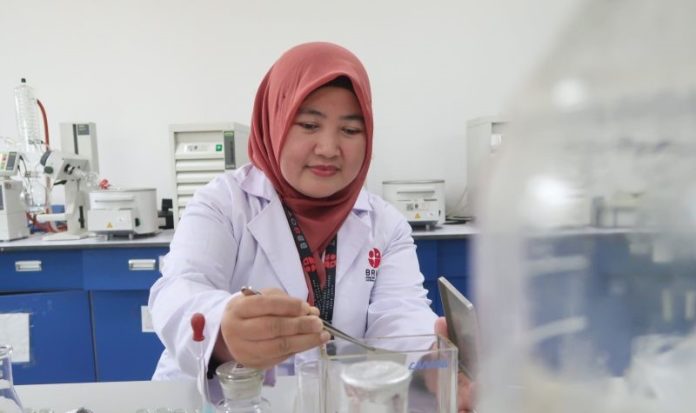 Seorang peneliti Badan Riset dan Inovasi Nasional (BRIN) melakukan penelitian tanaman obat di Pusat Penelitian Iptek di Tangerang, Banten (f:antara/mistar)