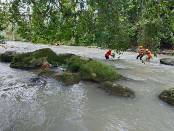 Personel sedang mencari balita yang hanyut di Sungai bah Bolon (f:ist/mistar)