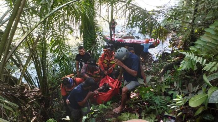 Petugas mengevakuasi korban dari Sungai Asahan. (f/ist/mistar)