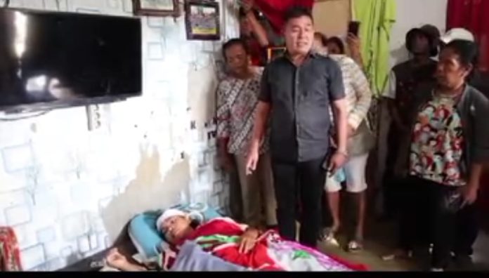 Wakil Ketua DPRD Siantar Mangatas Silalahi menjenguk korban bentrok di Gurilla (f:ist/mistar)