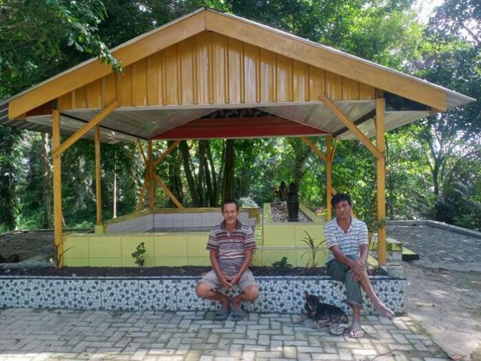 Pendi Nasution dan Hasan Basri di dekat makam Panglima Denai. (f: maulana/mistar)