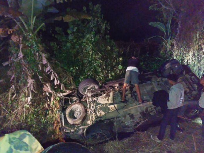 Mobil Xenia yang terbalik di Jalan Besar Sidamanik (f:roland/mistar)