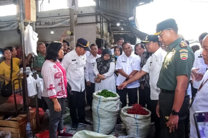 .Pj Bupati Deli Serdang Wiriya Alrahman lakukan monitoring harga dan ketersediaan bahan pokok di Pasar MMTC, Desa Medan Estate Kecamatan Percut Sei Tuan