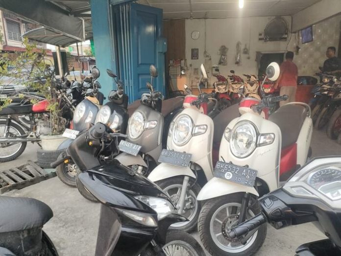 Unit motor bekas yang di toko milik Andre yang siap dijual ke konsumen (f:berry/mistar)