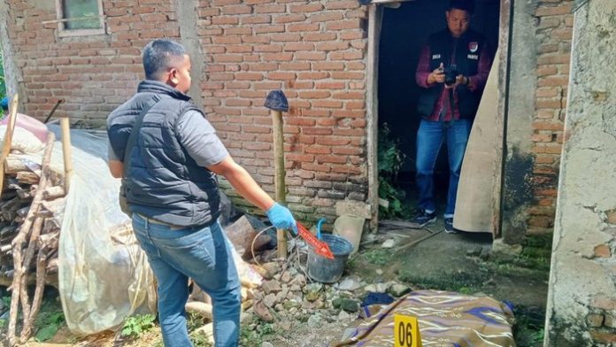 Petugas melakukan olah TKP atas kasus anak bunuh ayah kandung di Desa Selogiri, Kecamatan Karanggayam, Kebumen(f:ist/mistar)Petugas melakukan olah TKP atas kasus anak bunuh ayah kandung di Desa Selogiri, Kecamatan Karanggayam, Kebumen(f:ist/mistar)