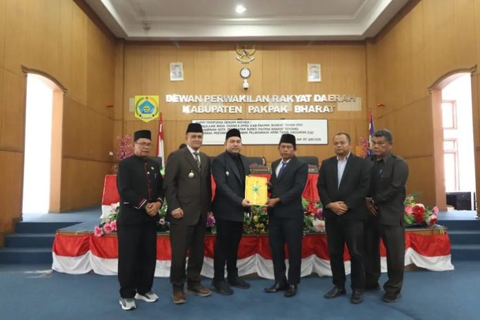 Bupati Pakpak Bharat menyerahkan dokumen Nota Pengantar Rancangan Peraturan Daerah (f/ist/mistar)