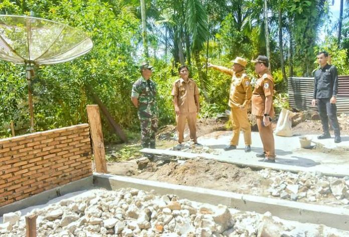 Pj Bupati Tapteng Sugeng Riyanta Saat Meninjau Pembangunan Progam Bantuan RTLH (f:syaiful/mistar)