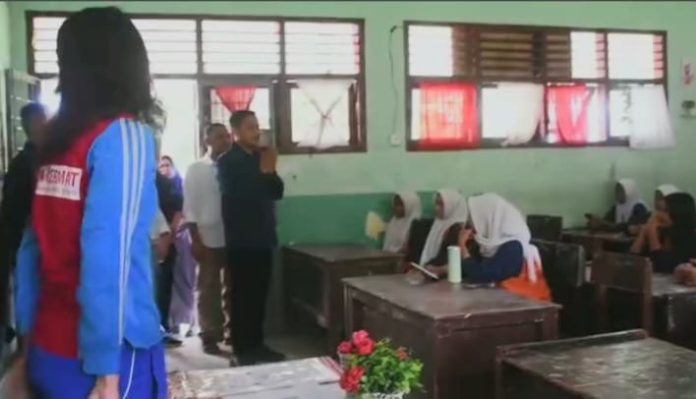 Penjabat (Pj) Wali Kota Tebing Tinggi, Dr Moetaqqien Hasrimi meninjau pelaksanaan UAS SMP (f:ist/mistar)