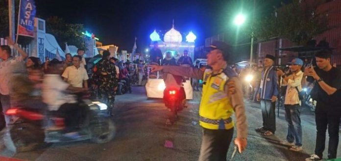 Personel Polres Pelabuhan Belawan melakukan pengamanan malam takbiran (f:ist/mistar)