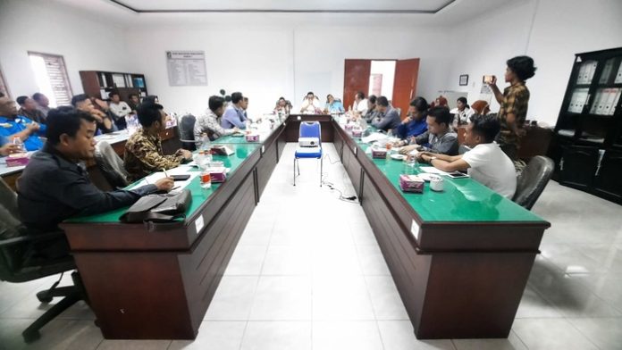RDP KPU, Bawaslu, Mahasiswa dan DPRD diruangan Komisi I DPRD Simalungun.(f:indra/mistar)