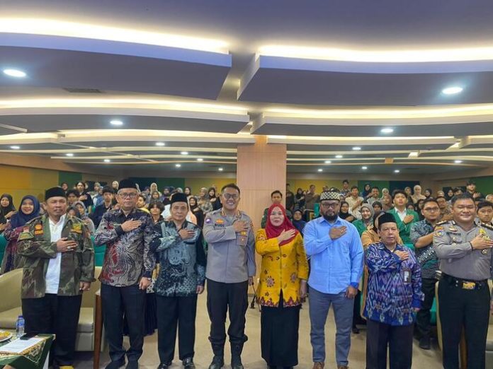 Kombes Pol M Budi Hendrawan bersama para tamu undangan dan mahasiswa. (f: azmie/mistar)