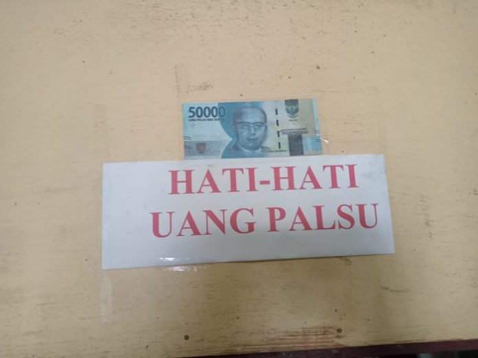 Uang palsu pecahan 50 ribu yang dipakai saat membeli di usaha Boru Hutagaol. (f:putra/mistar)