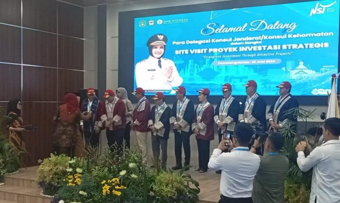 Wali Kota Pematangsiantar dr Susanti Dewayani SpA saat menyematkan Hiou Pamotting kepada para delegasi Konsul Jenderal dan Konsul Kehormatan Negara Sahabat (f:ferry/mistar)