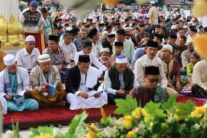 Wali Kota Tanjung Balai, Waris Tholib ikuti shalat Idul Adha bersama masyarakat (f:ist/mistar)