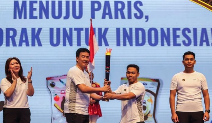 Penyerahkan replika obor Olimpiade kepada atlet angkat besi Indonesia Eko Yuli Irawan (f:ist/mistar)