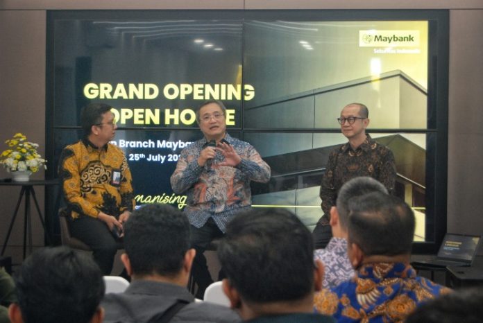 Bincang-bincang tentang nilai investasi di Kota Medan bersama sejumlah jurnalis dalam acara open house Maybank Sekuritas