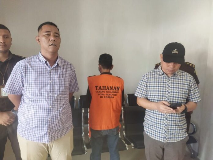 MM yang masuk DPO ditangkap Kejari Tobasa di Ciamis, Jawa Barat dan diboyong ke Rutan Balige oleh Kejari Tobasa. (f/nimrot/mistar)