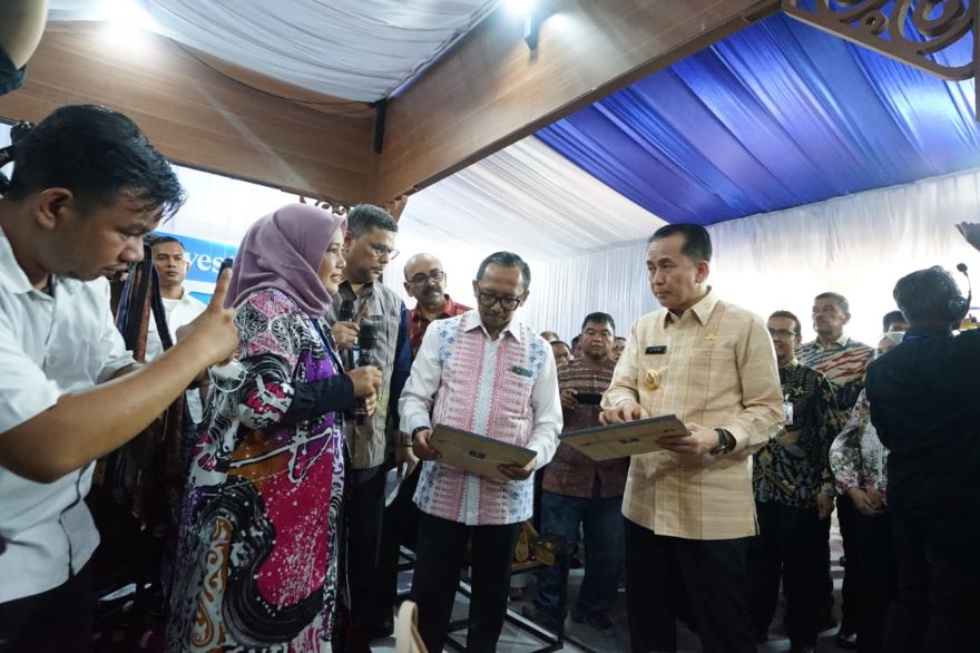 Deputi Gubernur BI, Juda Agung bersama Pj Gubernur Sumut, Agus Fatoni beserta jajaran meninjau stand UMKM KKSU 2024 di Istana Maimun.