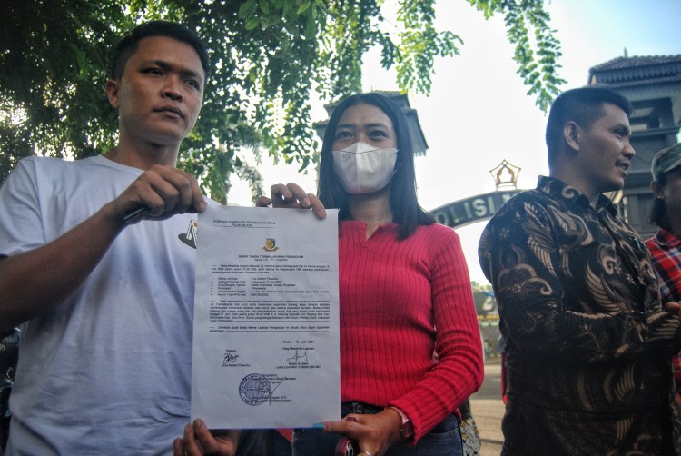 Eva Meliani Pasaribu menunjukkan surat tanda terima laporan di Pomdam I Bukit Barisan, Medan