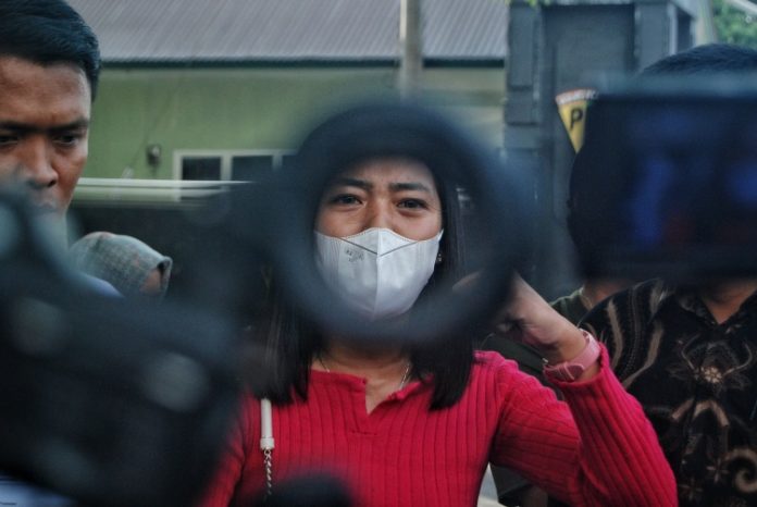 Isak tangis Eva Meliani Pasaribu saat di wawancarai awak media di Pomdam I Bukit Barisan, Medan
