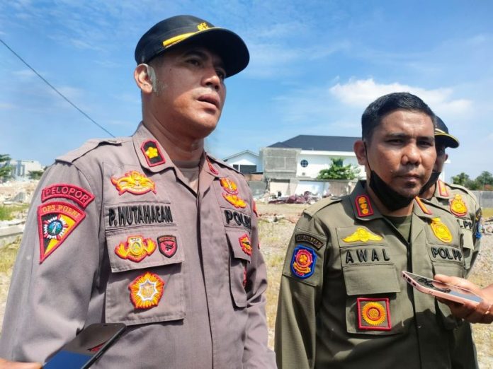 Kabag Ops Polrestabes Medan, Kompol Pardamean Hutahean (kiri) saat memberi keterangan kepada awak media