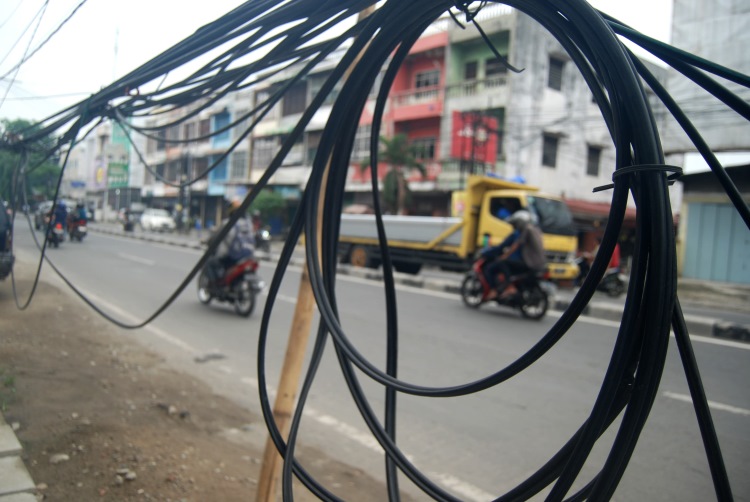 Kabel semrawut di Jalan HM. Yamin, Kota Medan