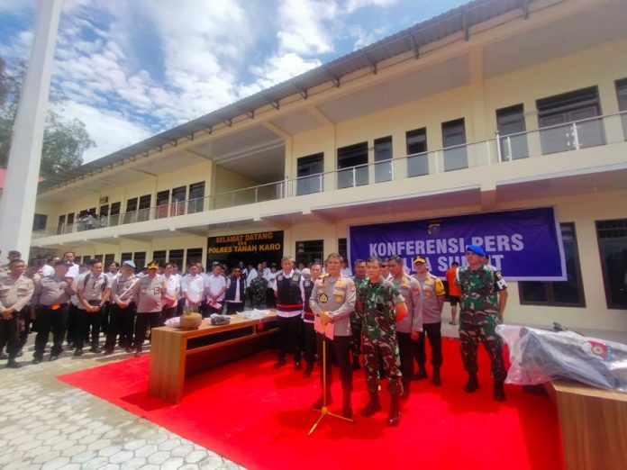 Kapolda Sumut saat konferensi pers di Polres Karo terkait kebakaran rumah wartawan di Karo.