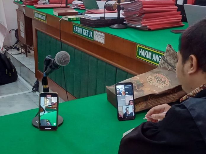 Kedua terdakwa saat menjalani sidang putusan di PN Medan yang diikuti keduanya secara daring