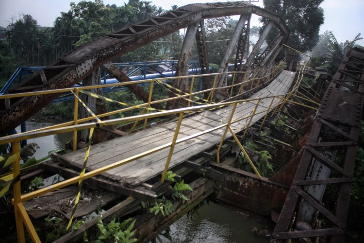 Kondisi jembatan yang ambruk di Kelurahan Kampung Baru, Medan