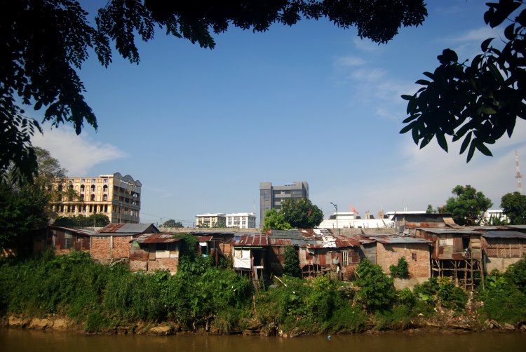 Landscape pemukiman di pinggiran aliran sungai Babura Kota Medan pada Selasa (2/7/24).