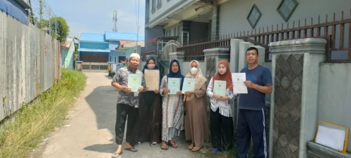 Masyarakat Medan Marelan menunjukkan sertifikat SHM tanah dan bangunan milik mereka