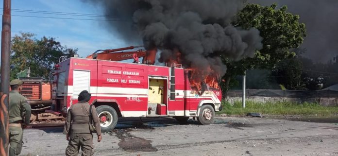 Mobil Damkar Deli Serdang dibakar warga saat petugas ingin melakukan eksekusi lahan Sampali