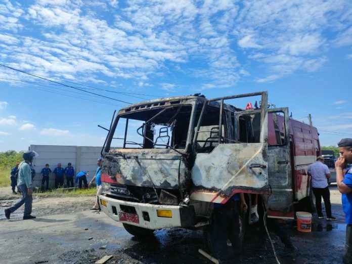 Mobil damkar yang dibakar massa saat eksekusi lahan di Desa Sampali
