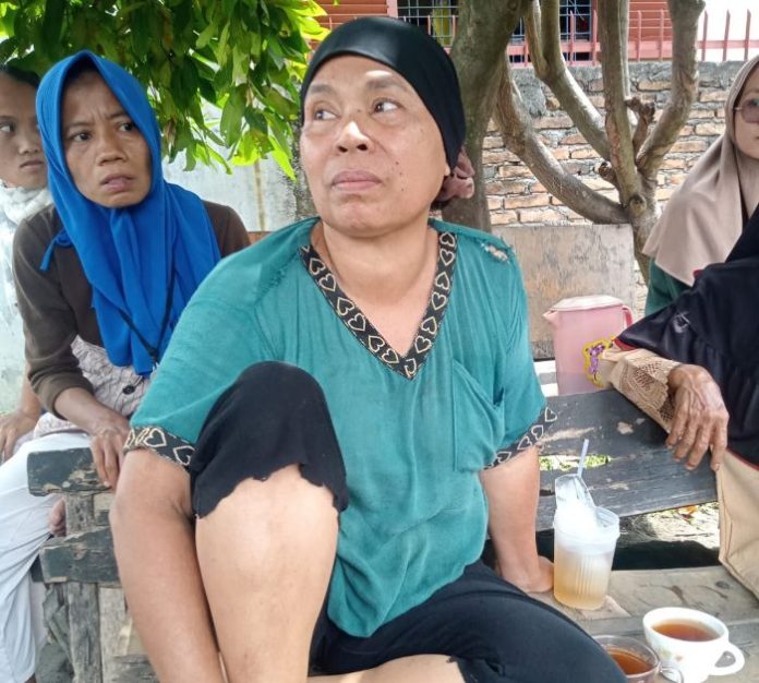 Nur Hasimah Harahap saat ditemui di halaman rumah Jiran tetangga.