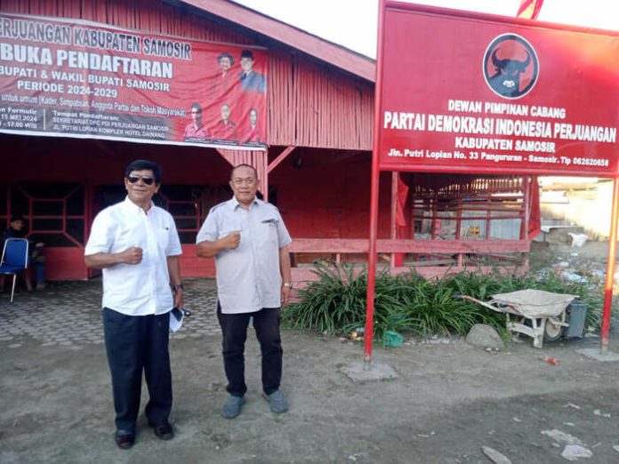 Juang Sinaga saat berada dilokasi Kantor PDI Perjuangan Kabupaten Samosir.(f: josner/mistar)