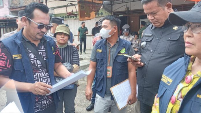 Eksekusi satu unit rumah di jalan Baktiar Siborongborong yang diduga bertentangan dengan hukum. (f:ist/mistar)