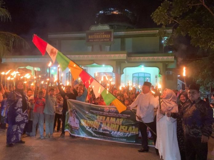 Pawai obor warga dilepas Kades Pantai Labu Pekan