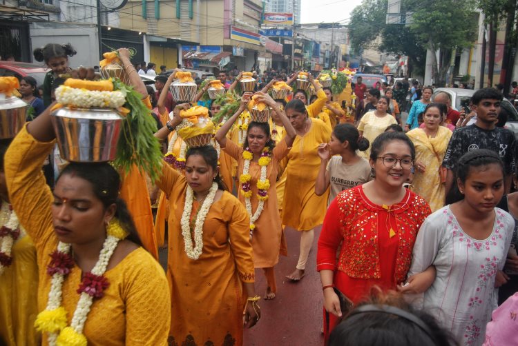 Pawai ritual Thaipusam pada perayaan Adhi Mahapuja Thiruvila di Medan