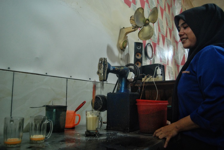 Pekerja membuat minuman teh susu telur di warung TST Bang Jamal, Jalan Bromo, Medan, Sumatera Utara