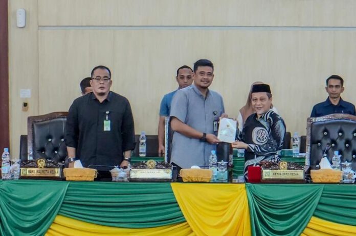 Bobby Nasution saat menyampaikan tanggapan terhadap PU Fraksi DPRD Medan terkait pengelolaan persampahan (f:ist/mistar)