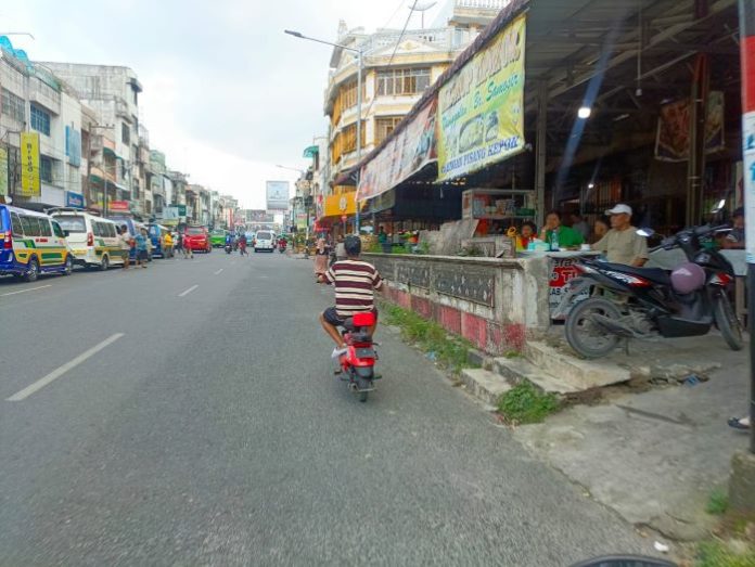 Pengendara sepeda Listrik yang berkendara di Jalan Sutomo Pematangsiantar