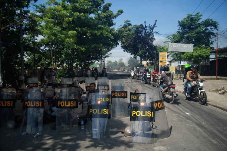 Petugas kepolisian dari Polrestabes Medan berjaga di lokasi eksekusi lahan Desa Sampali, Deli Serdang
