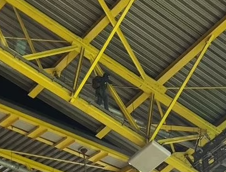 Pria bertopeng manjat atap Stadion BVB Dortmund