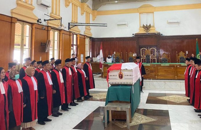 Prosesi upacara penghormatan terakhir dan pelepasan jenazah Hakim Oloan Silalahi di Medan
