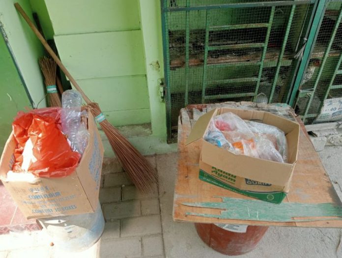 Sampah yang menumpuk di depan rumah warga Kelurahan Syahmad Lubuk Pakam