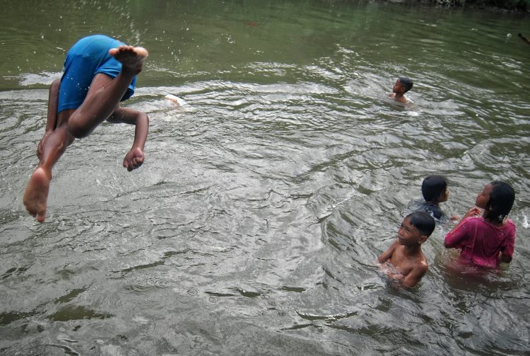 Sejumlah anak-anak Kampung Aur bermain dan mandi bersama di aliran Sungai Deli, Kota Medan