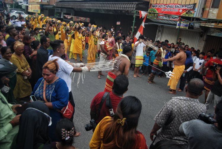 Sejumlah atraksi dalam pawai ritual Thaipusam pada perayaan Adhi Mahapuja Thiruvila di Medan