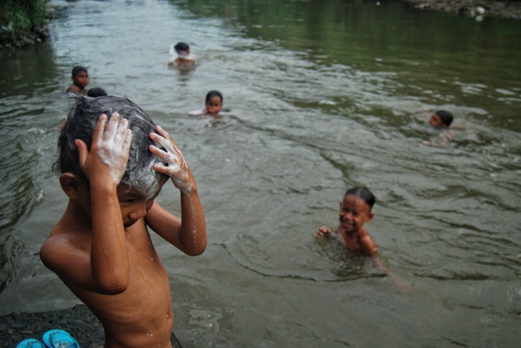 Sejumlah bocah terlihat mandi di Sungai Deli, Kampung Aur, Medan